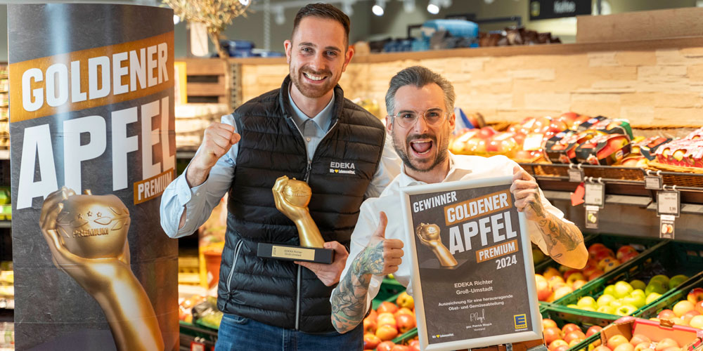 Zwei Herren präsentieren eine Goldene Apfel Urkunde